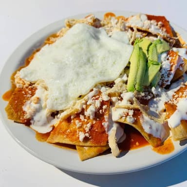 Chilaquiles Con Huevo  + Café + Fruta