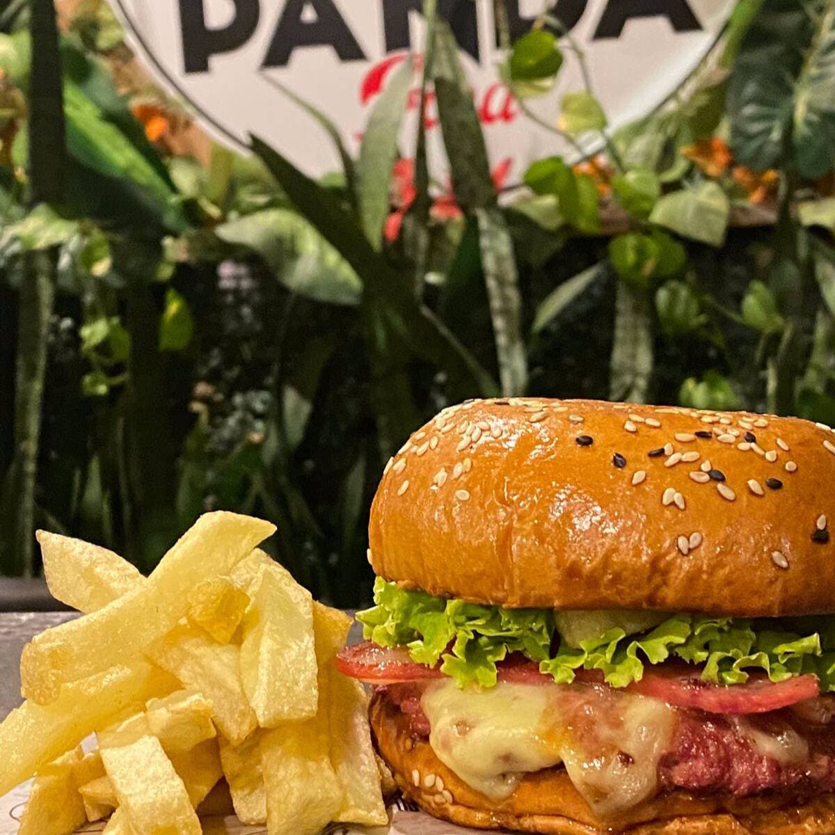 Burger Clásica Panda + Papas