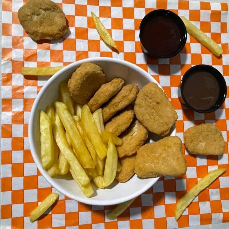 Nuggets 10 incluye  Papas a la Francesa