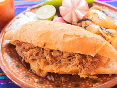 Lonche de Barbacoa con Cebollitas y Chiles Asados
