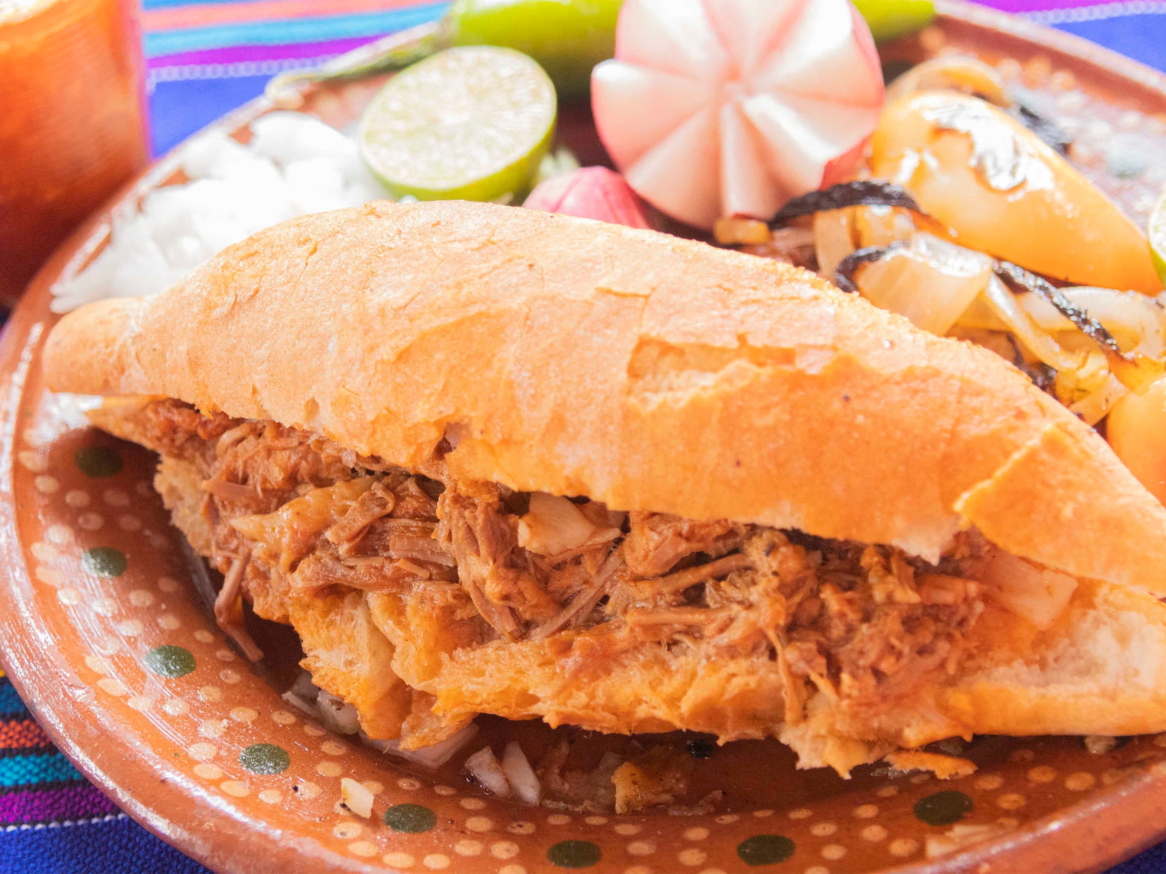 Lonche de Barbacoa con Cebollitas y Chiles Asados