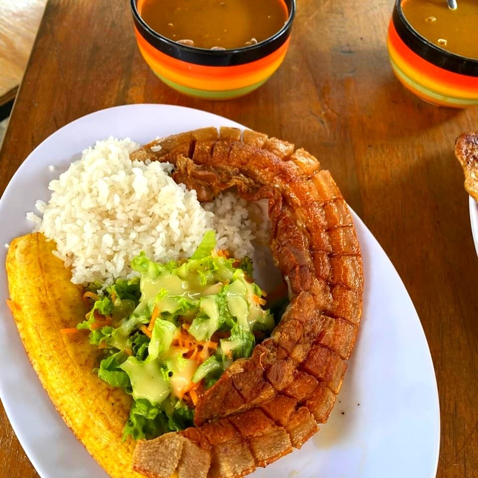 Almuerzo con chicharron