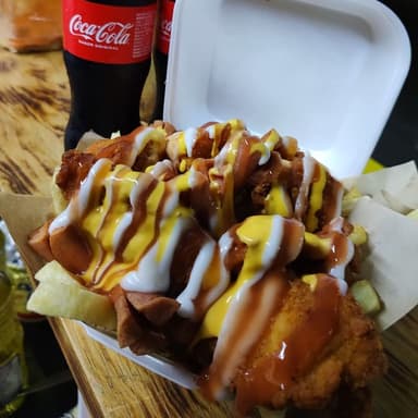 Salchipapas con Boneless