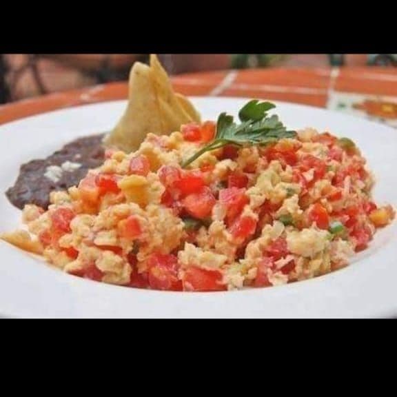 Huevos al gusto + Frijoles Refritos.