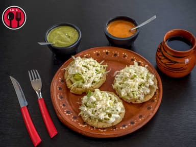 Sopes Queso Oaxaca y Ranchero(3 Pzas)