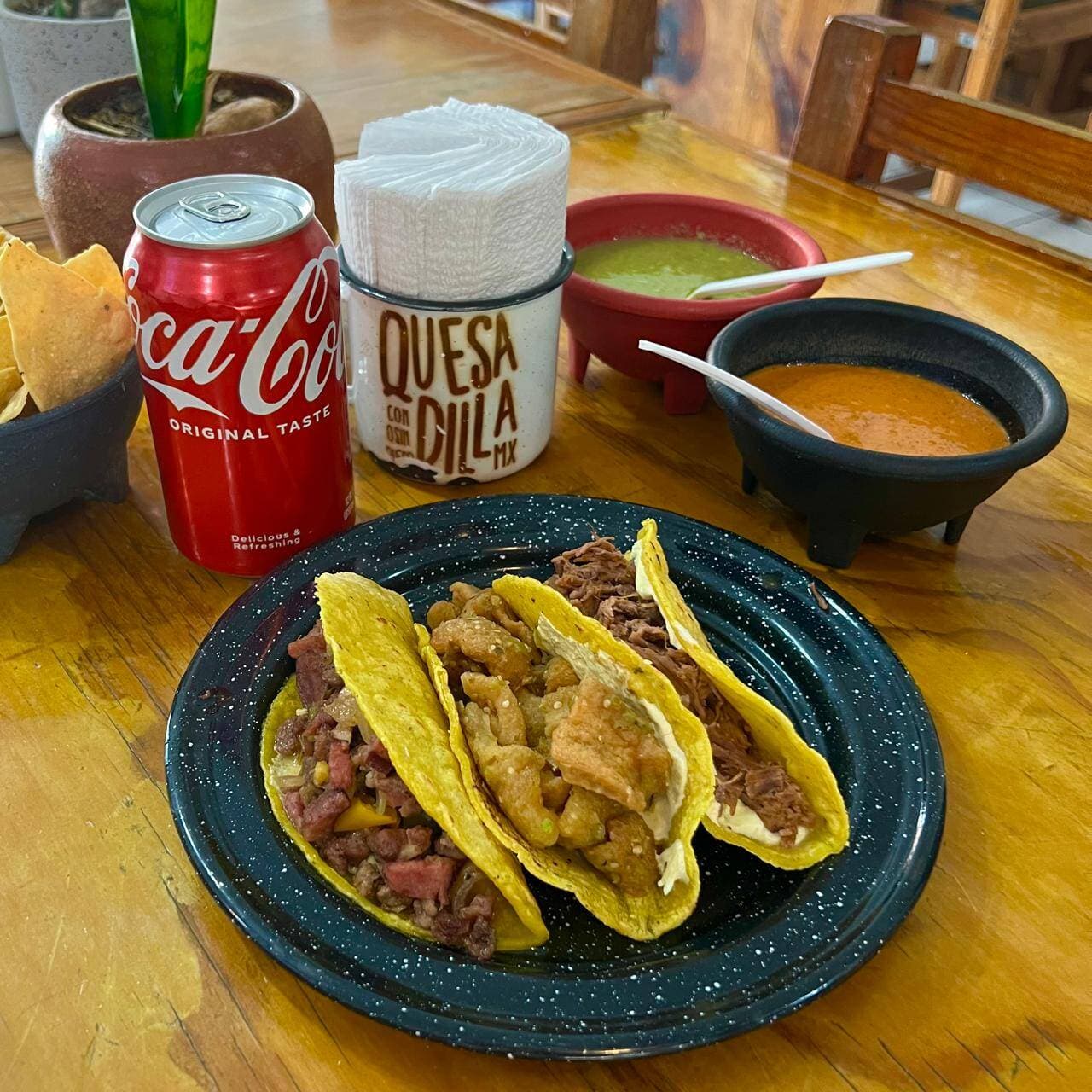 3 Quesadillas mas Coca Cola