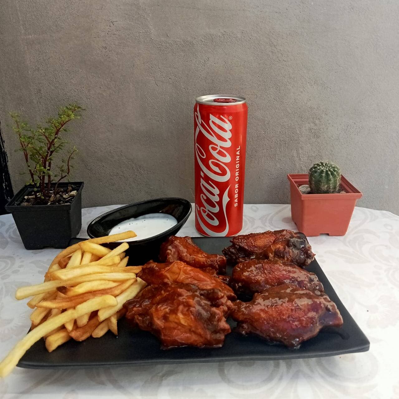 Combo 15 alitas + papas + 2 bebidas
