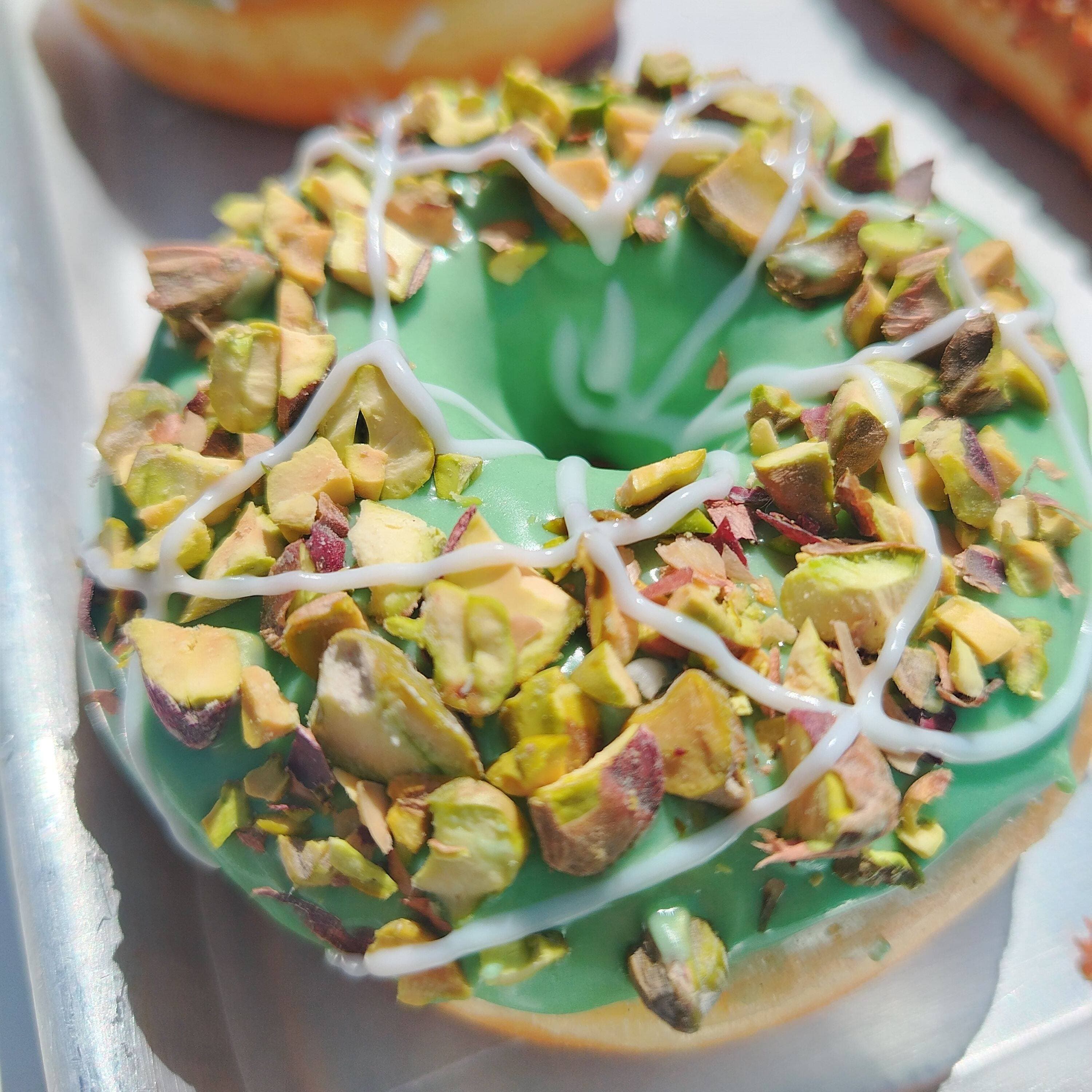 Dona de Matcha con Pistache