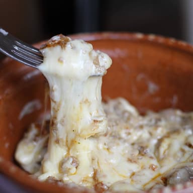 Queso Fundido con Chorizo