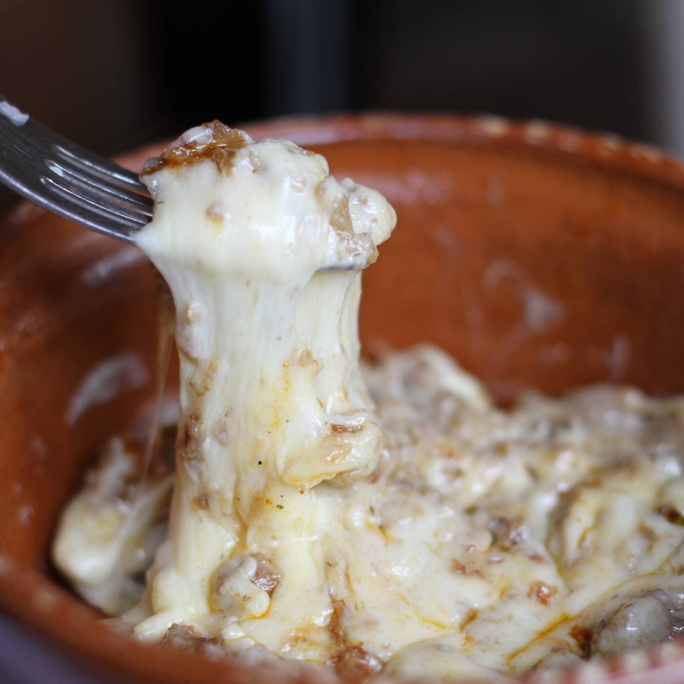 Queso Fundido con Chorizo