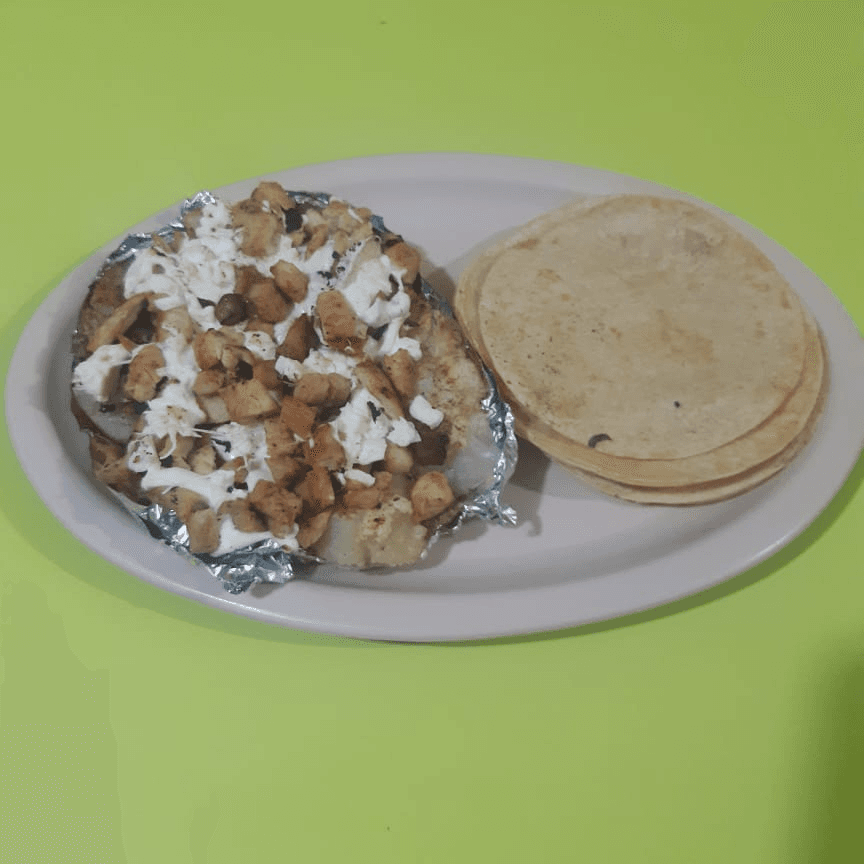 Papa con Pollo y Quesillo