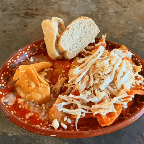Chilaq c Pollo/Jugo de Naranja o Café de Olla