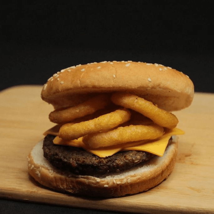 Hamburguesa Sencilla con Aros de Cebolla