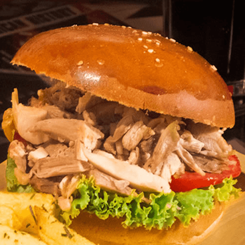 Pan con Pollo a la Brasa