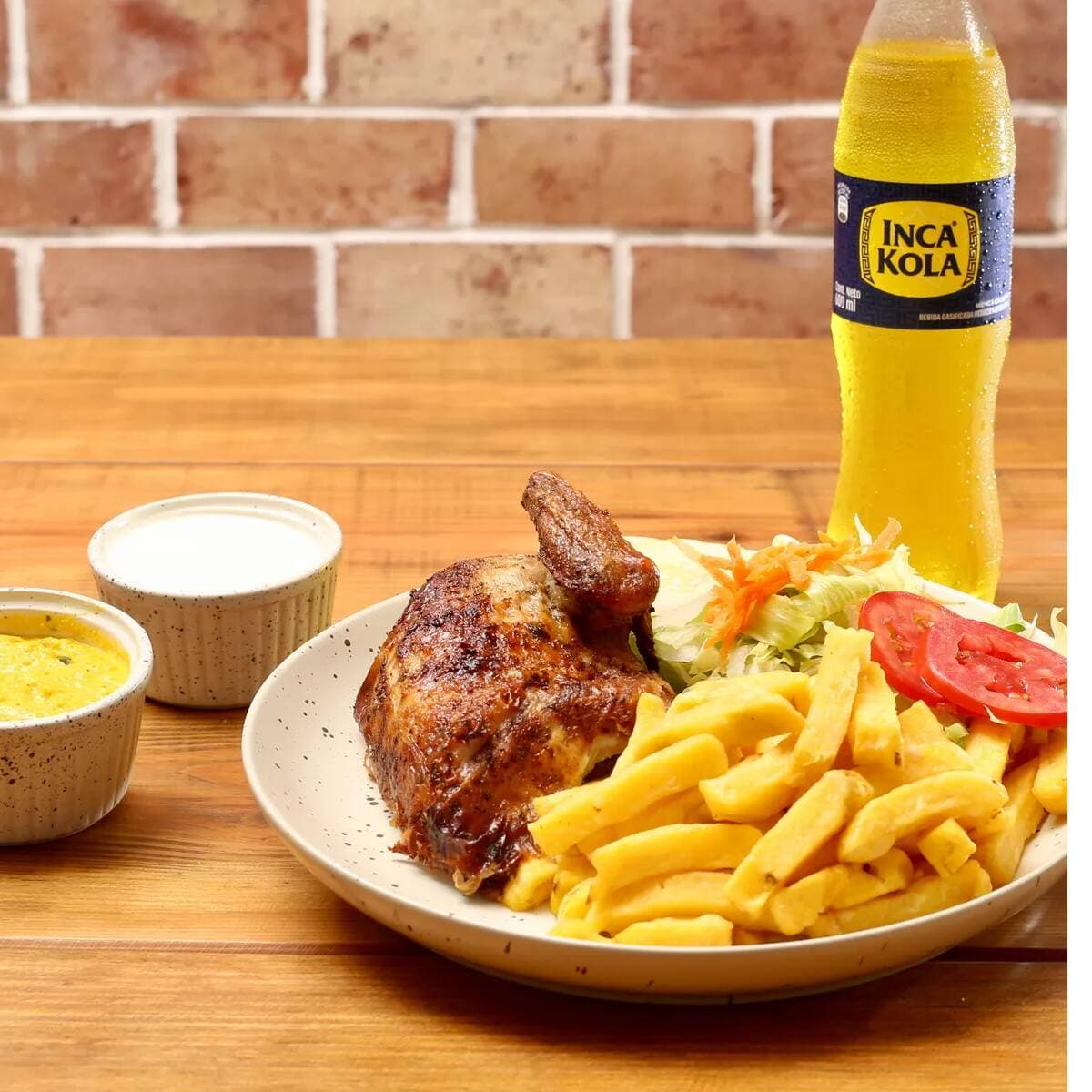 CUARTO DE POLLO + PAPAS+ GASEOSA DE 500 ML.