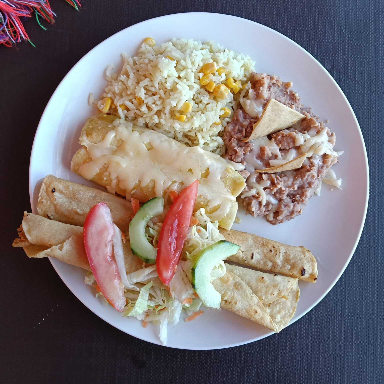 2 Flautas de res y 2 Enchiladas verdes de pollo