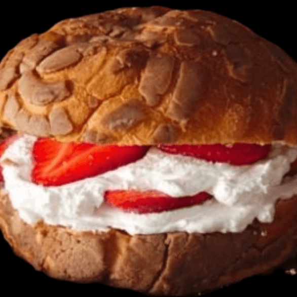 Concha Rellena de Fresa con Chantilly