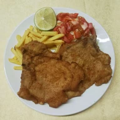 Chuleta Empanizada con Papas y Ensalada