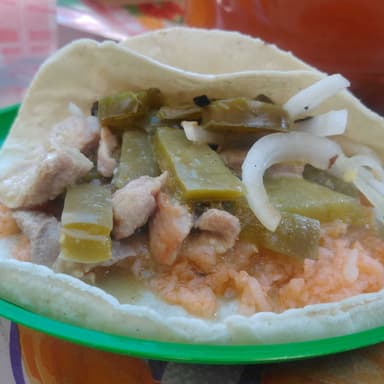 Taco de Bistec en Salsa Verde con Nopales