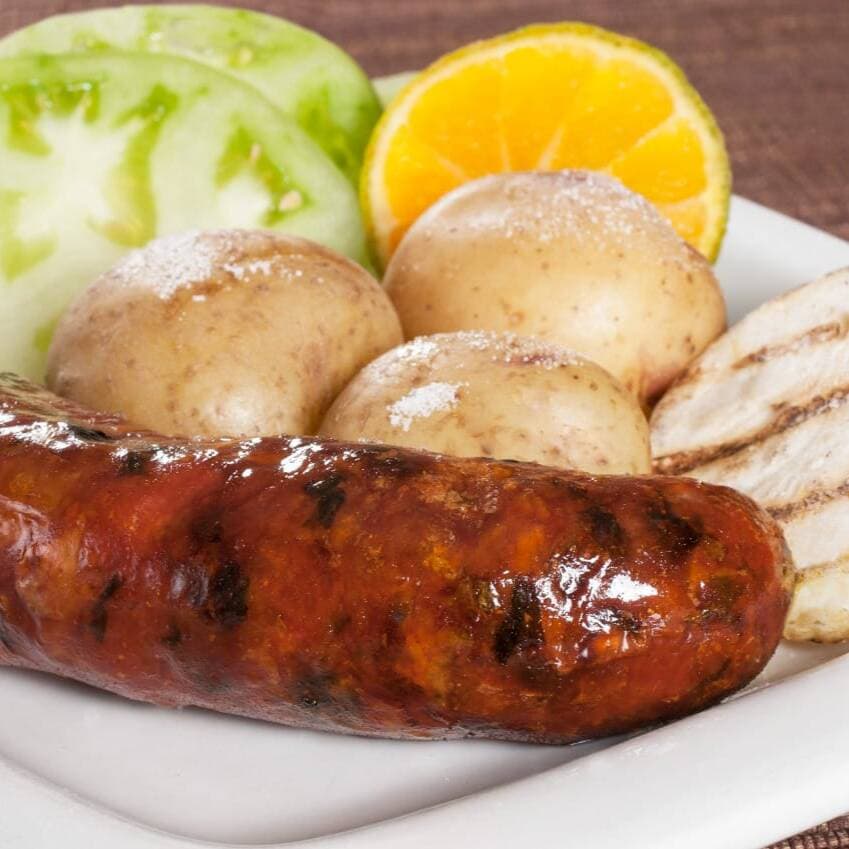 Chorizo de Cerdo con Arepa y Papa Salada