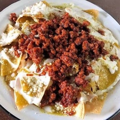 Chilaquiles verdes con longaniza o huevo estrellad