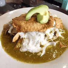 Chilaquiles Verdes con Milanesa de Pollo