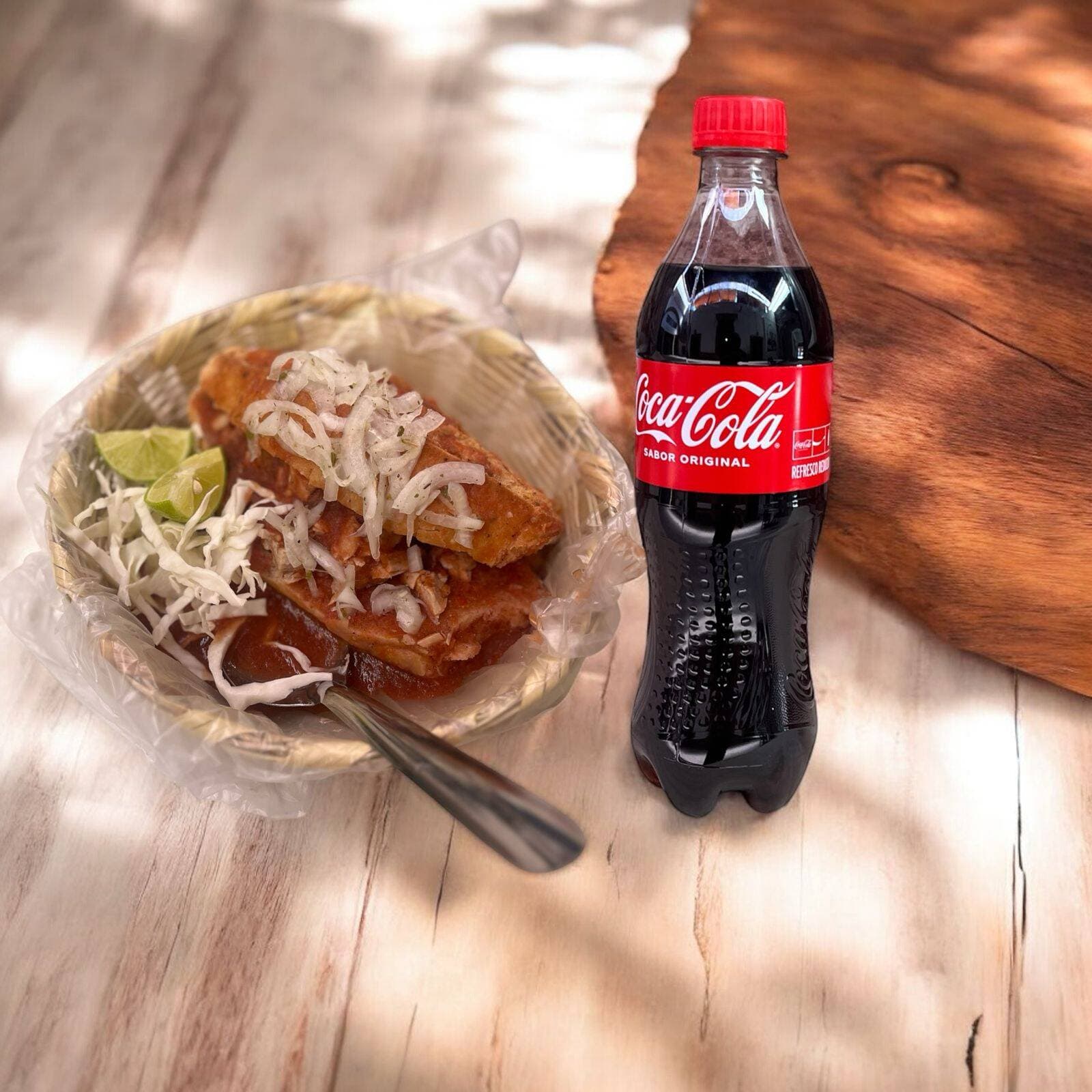 Torta Ahogada de Carnitas con Coca Cola