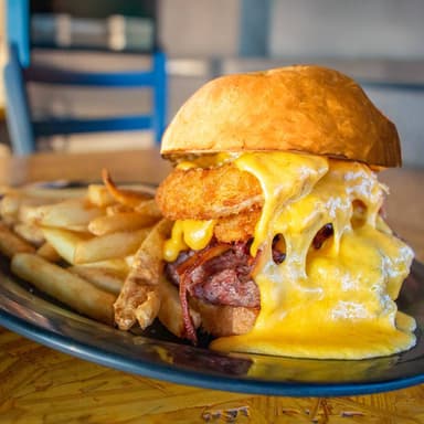 POOL CHEESE BURGER