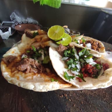 5 Tacos + 1 Consomé  + 1 Agua de Jamaica 1/2