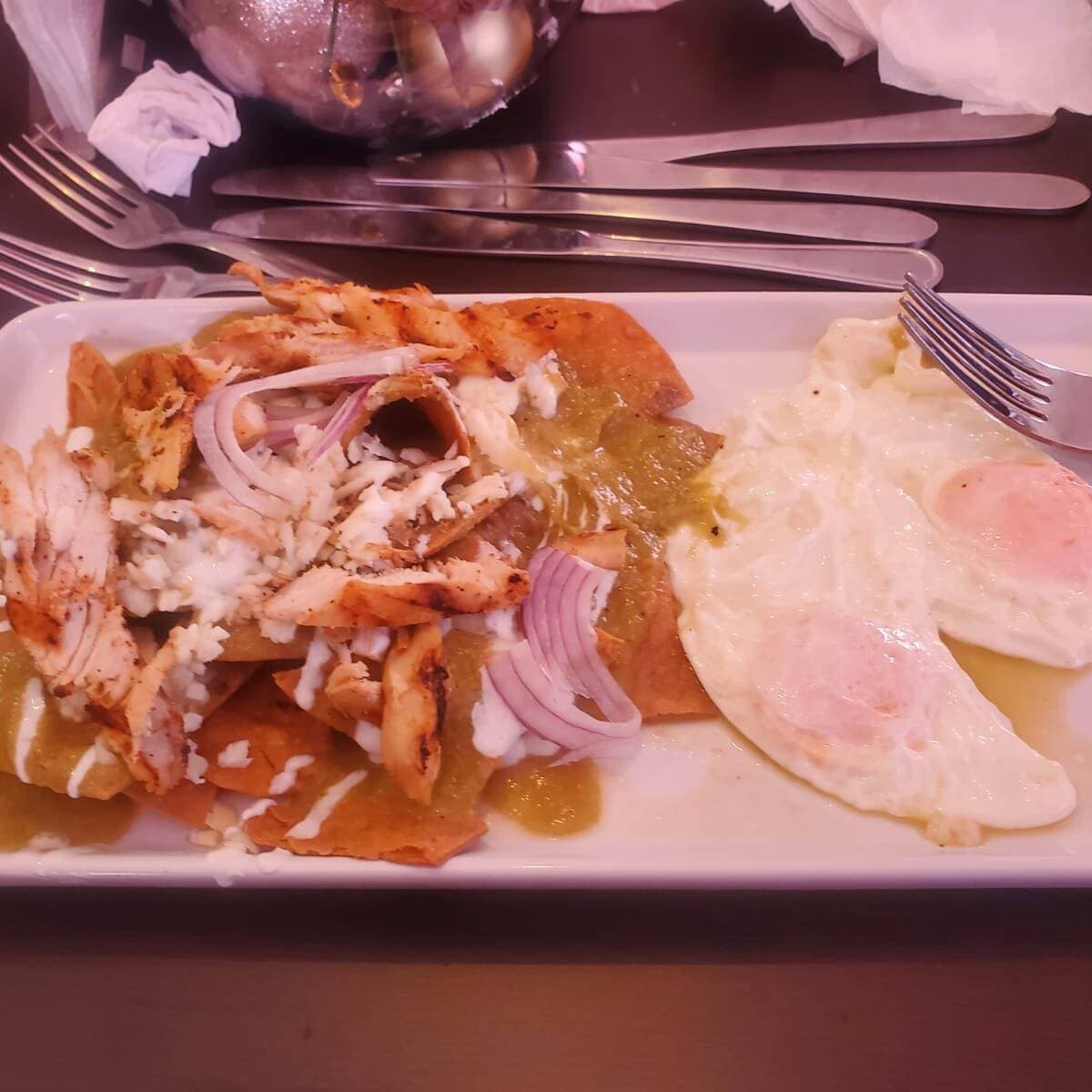 CHILAQUILES ROJOS CON HUEV0