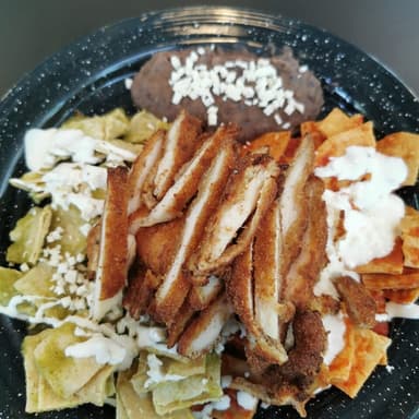 Chilaquiles con Milanesa de Pollo