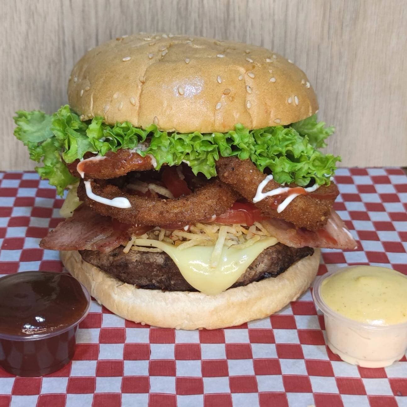 Burguer Maxi Aros de Cebolla y Tocineta