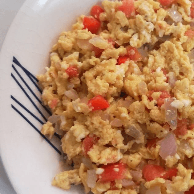 Huevos Pericos Rancheros, Arroz y Arepa