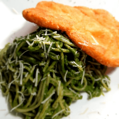 Milanesa de pollo con espagueti al pesto + Bebida
