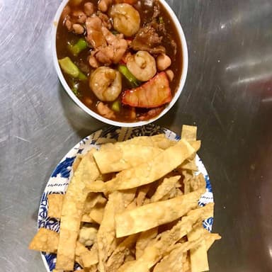 66. Chow Mein Especial en Salsa 招牌炸面