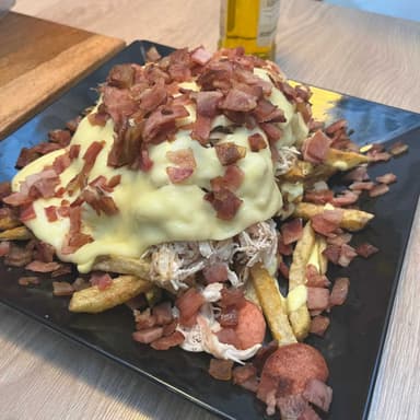 Salchipapa ranchero