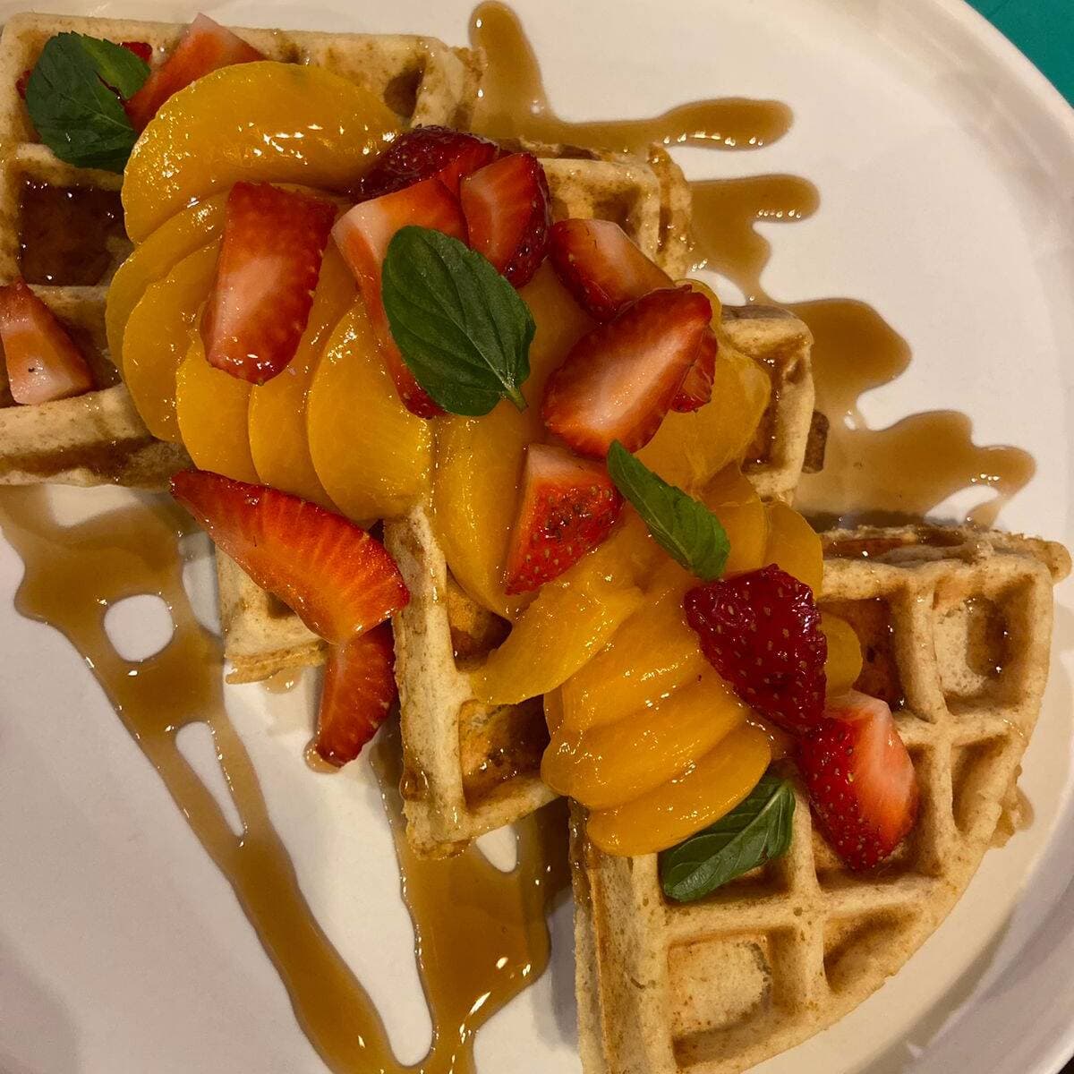 Waffles de Fresa, durazno y miel mapple