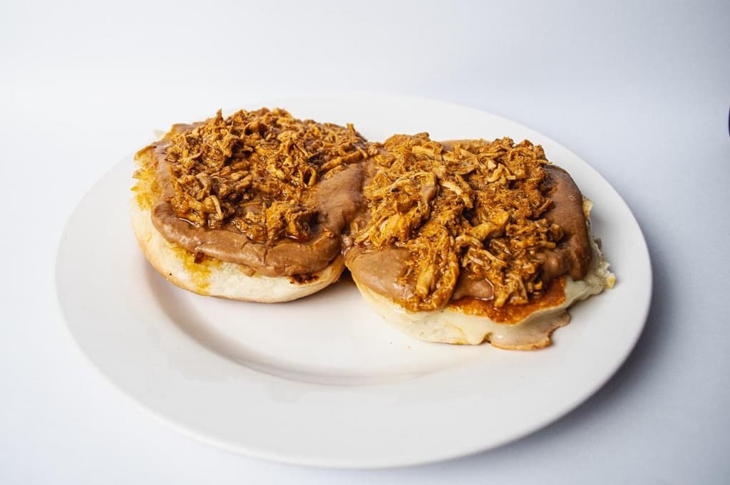 Molletes con Carne
