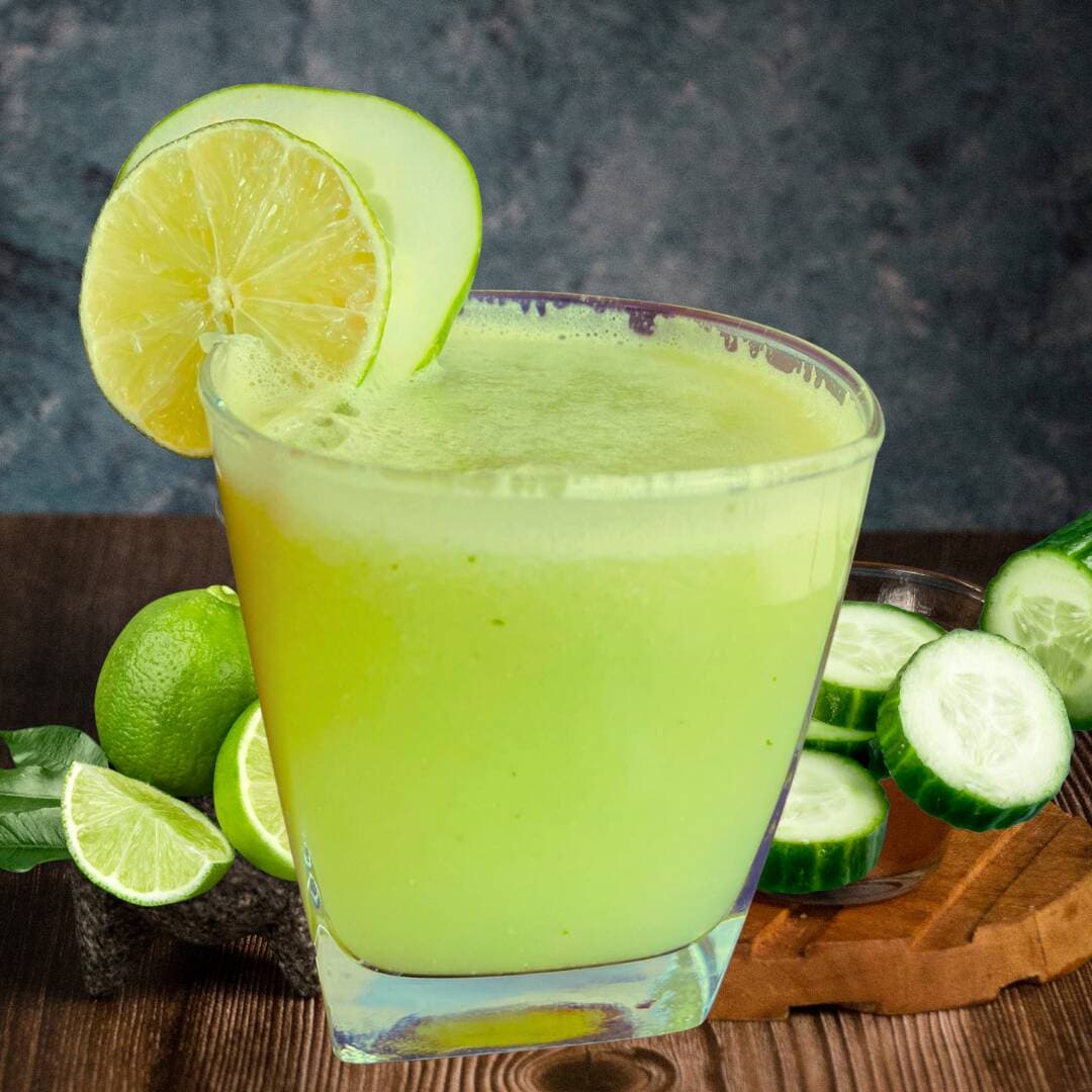 Bebida de limón con pepinos