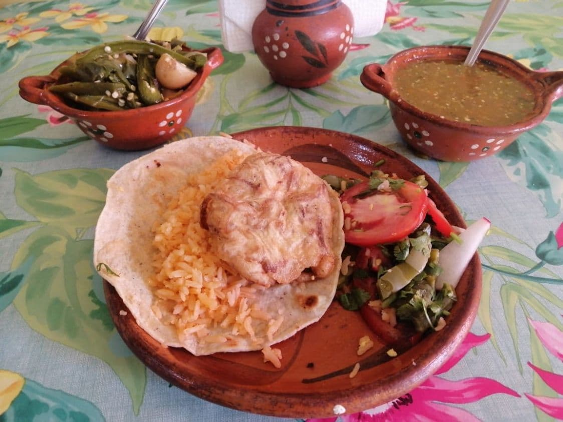 Salchicha rellena de queso capeada