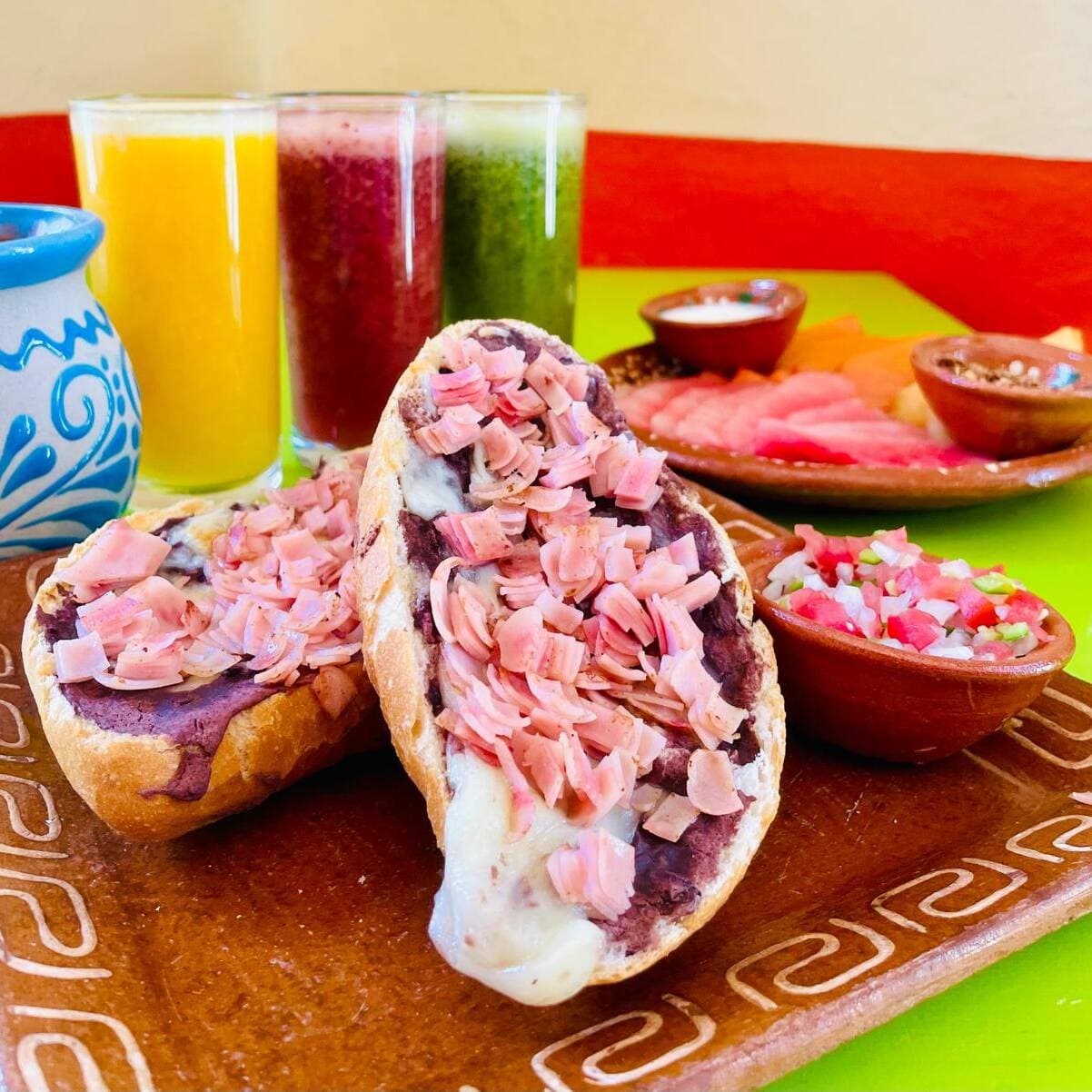 Desayuno Completo de Molletes con Jamón