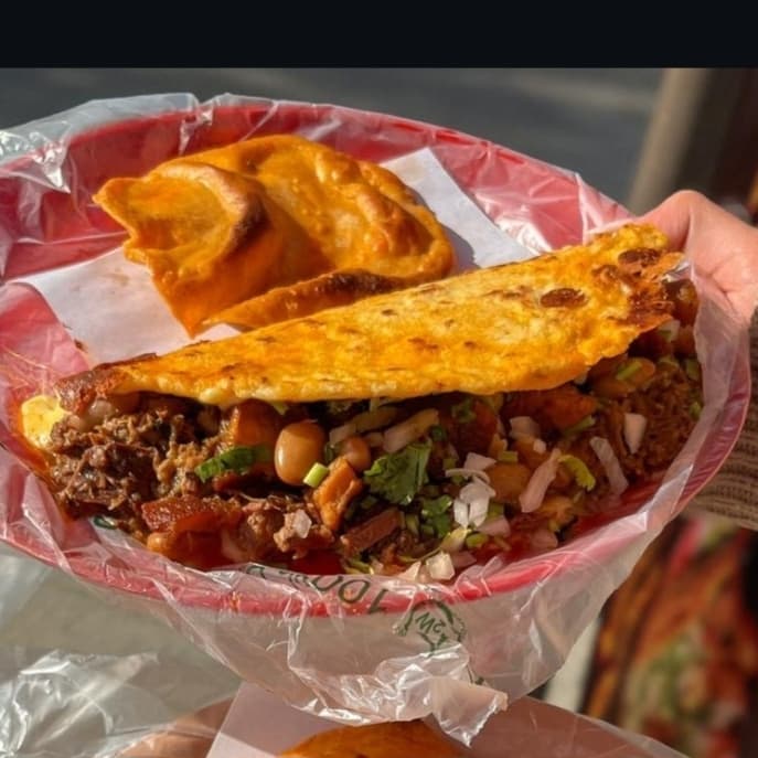 Quesabirria de maiz con Chicharron