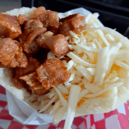 2 arepas venezolanas con chicharron + gaseosa 1.5