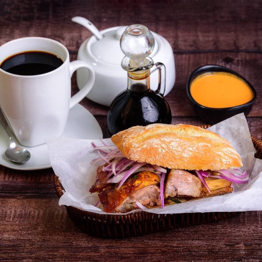 Pan con chancho al palo + café pasado