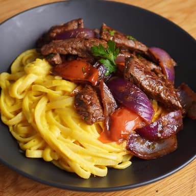 Spaghetti a la Huancaína con Lomo Saltado
