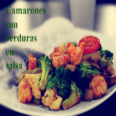 Camarones con Verduras en Salsa