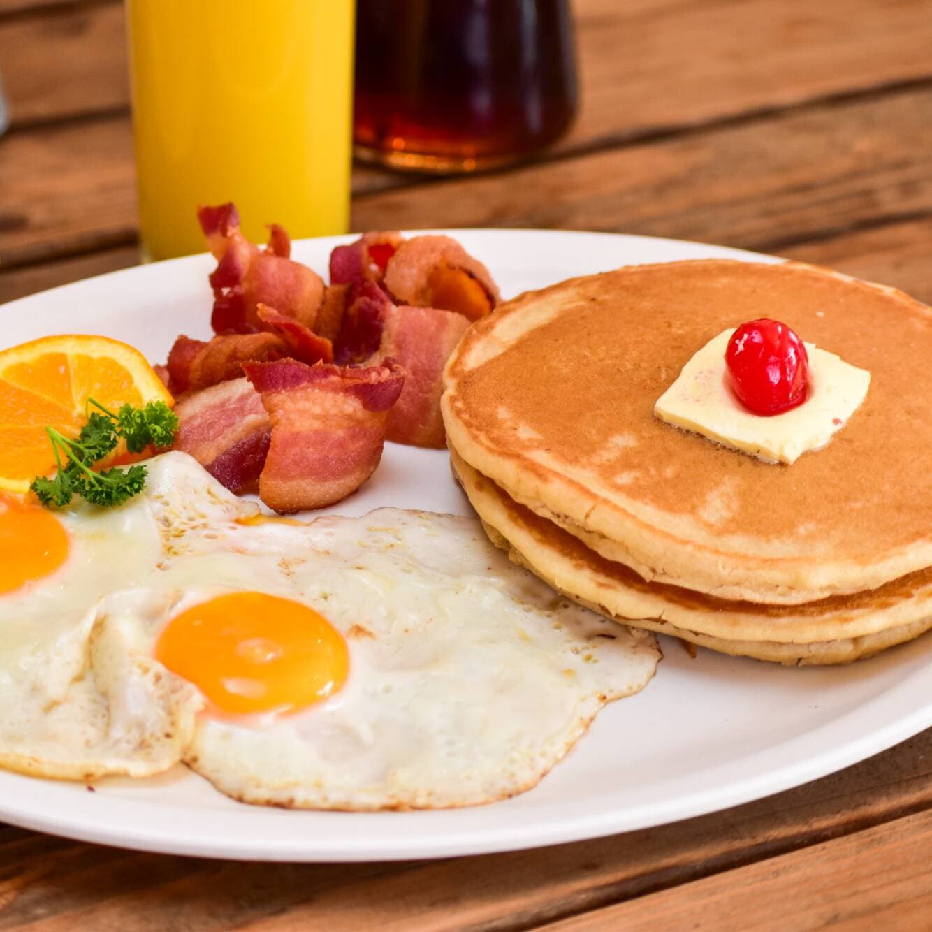 Hot Cakes con Tocino y Huevos al Gusto