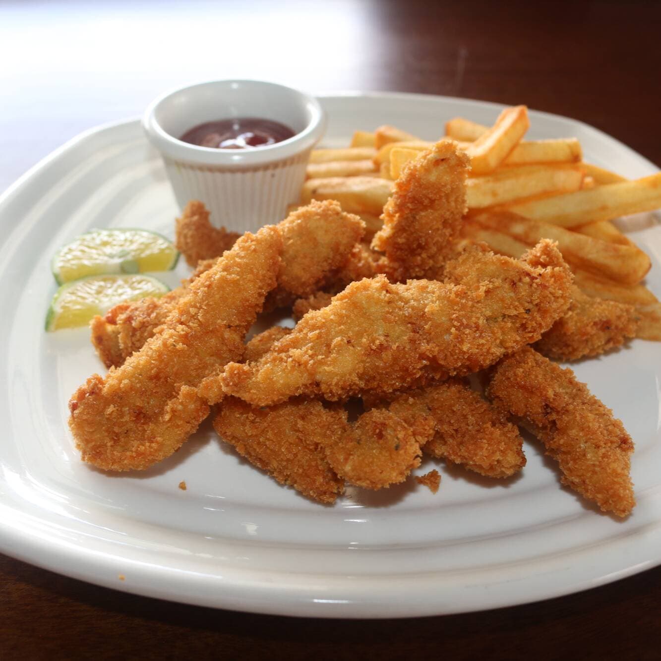 Deditos de Pollo con Papas Fritas