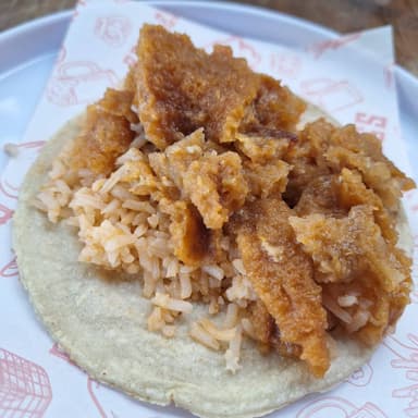 Taco Grande de Chicharron en Salsa Roja con Arroz