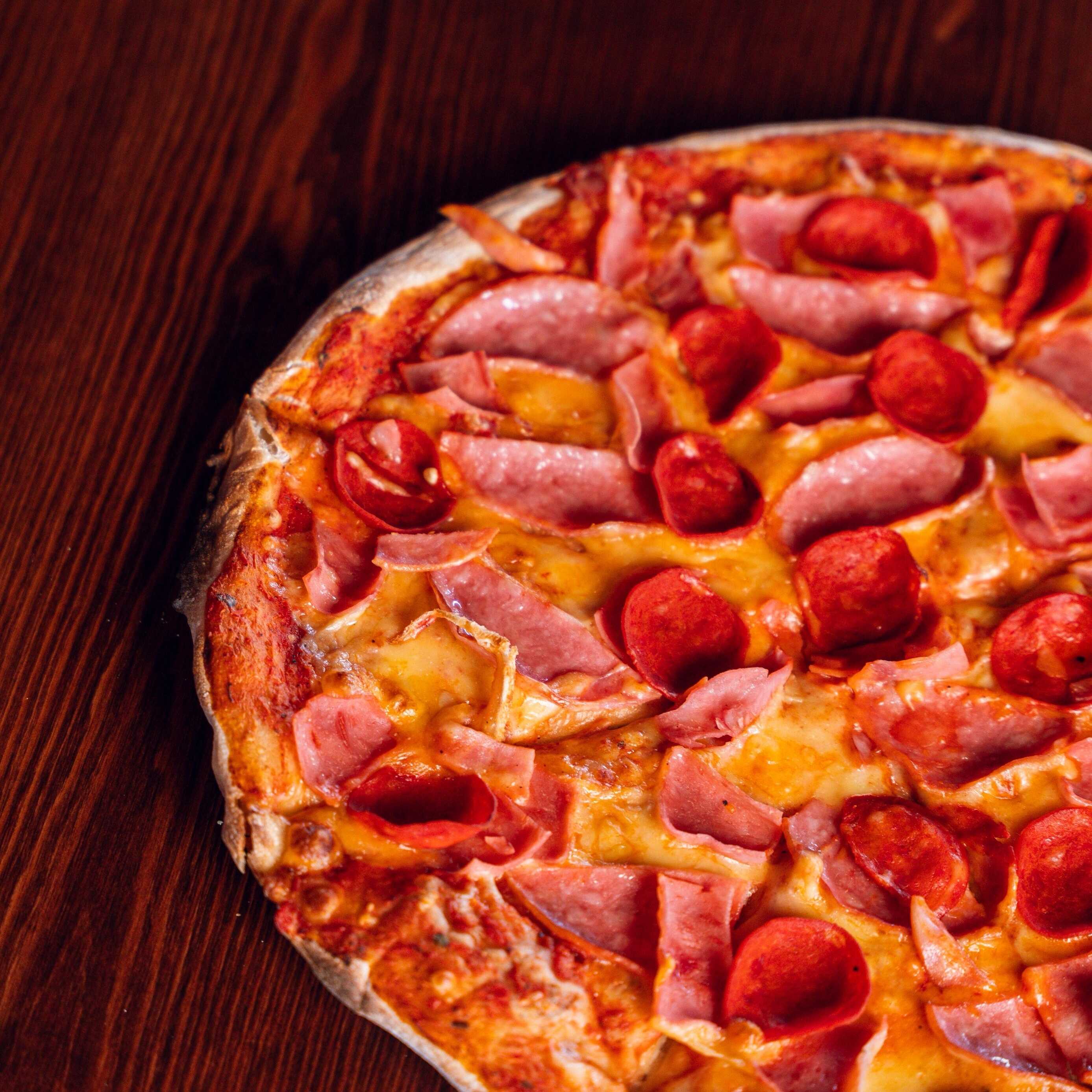 Pizza de Carnes Frías
